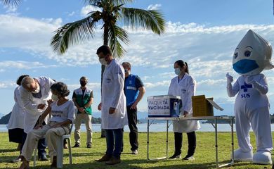 O ministro da Saúde, Marcelo Queiroga, participa de mais uma vacinação em massa contra #COVID19. A ação acontece na Ilha de Paquetá (RJ),