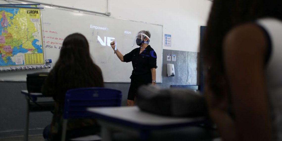 A teacher gives lessons to students at Aplicacao Carioca Coelho Neto municipal school as some schools continue with the gradual reopening, amid the coronavirus disease (COVID-19) outbreak, in Rio de Janeiro, Brazil November 24, 2020.   REUTERS/Pilar Olivares