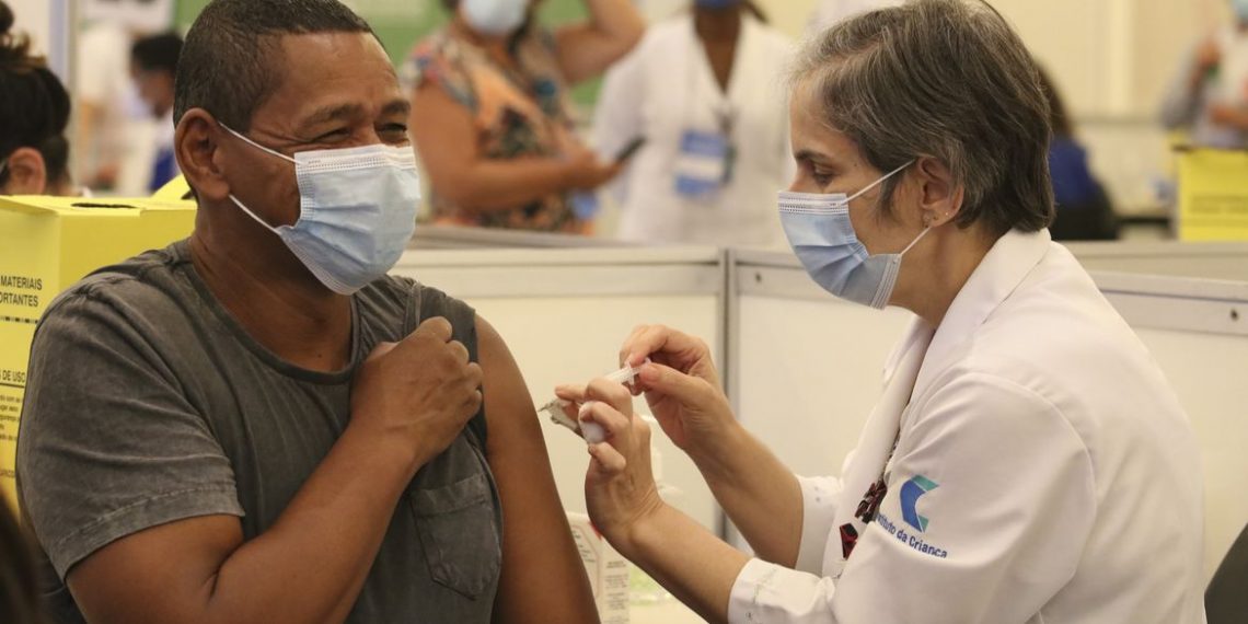 São Paulo - Vacinação contra covid-19 aos profissionais da saúde do Hospital das Clínicas, no Centro de Convenções Rebouças.