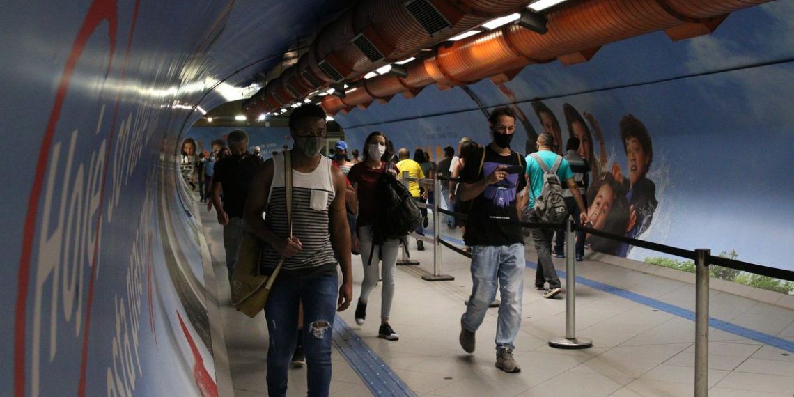 São Paulo - Usuários do transporte público na passagem subterrânea entre as estações Consolação e Paulista do metrô durante a fase emergencial da pandemia de covid-19.