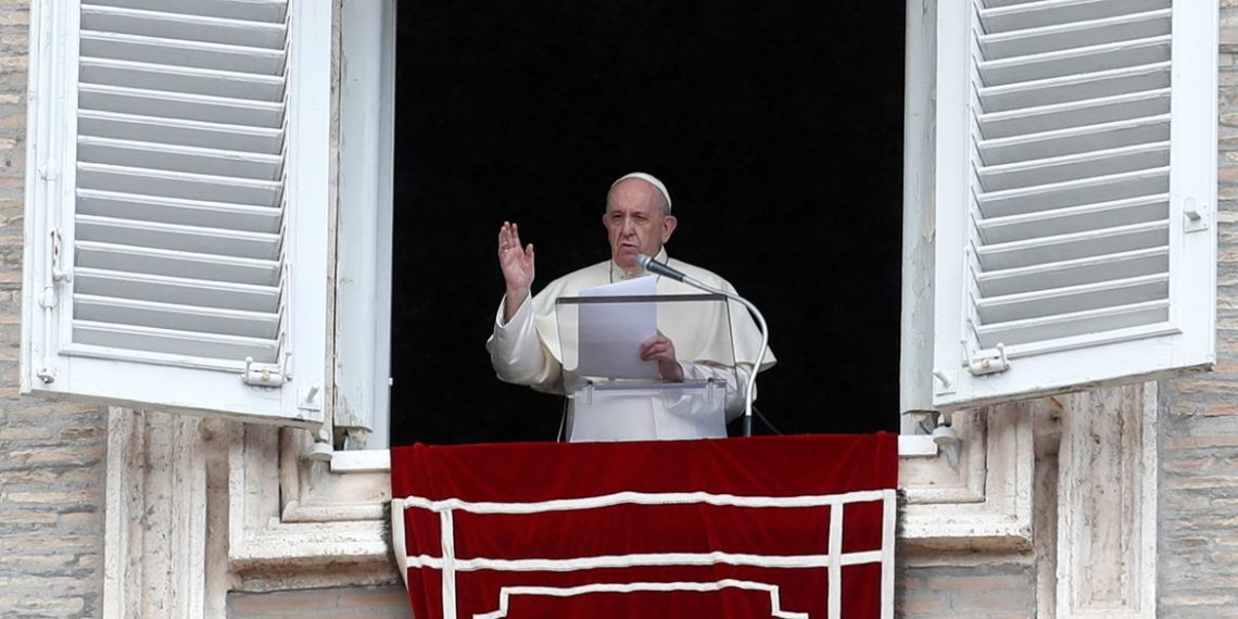 O Papa Francisco gesticula ao proferir a oração do Angelus de sua janela no dia do lançamento de sua nova encíclica, intitulada "Fratelli Tutti" (Irmãos Todos), na Praça de São Pedro no Vaticano, 4 de outubro de 2020. REUTERS / Remo Casilli