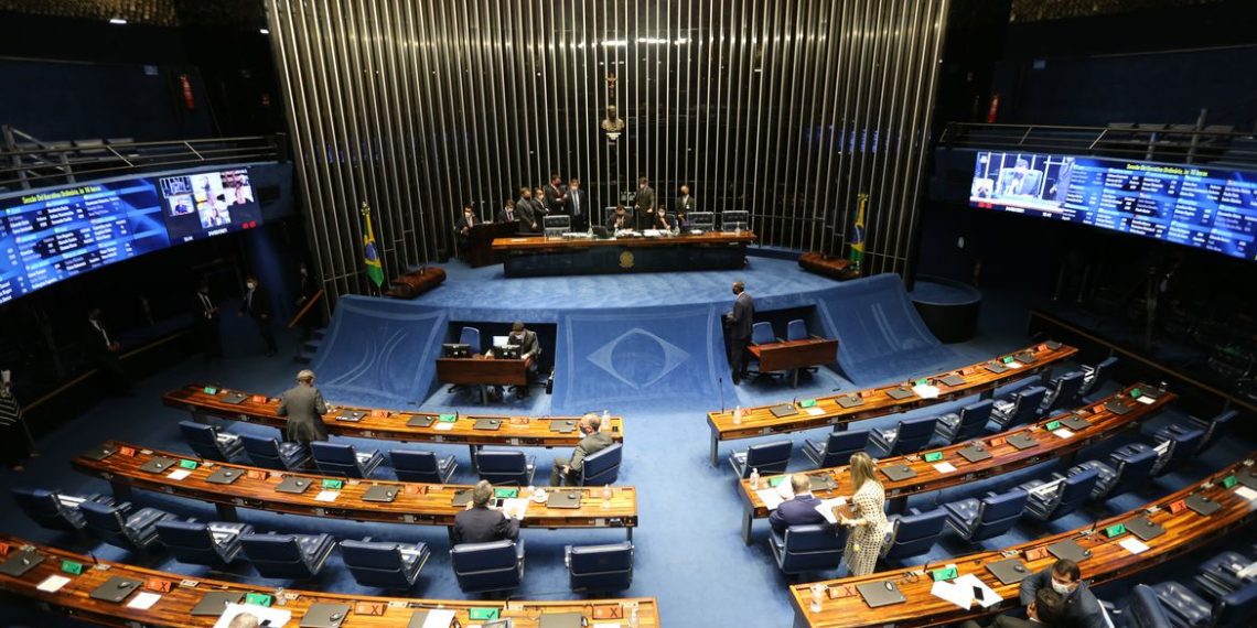 Plenário do Senado Federal durante sessão deliberativa ordinária semipresencial.