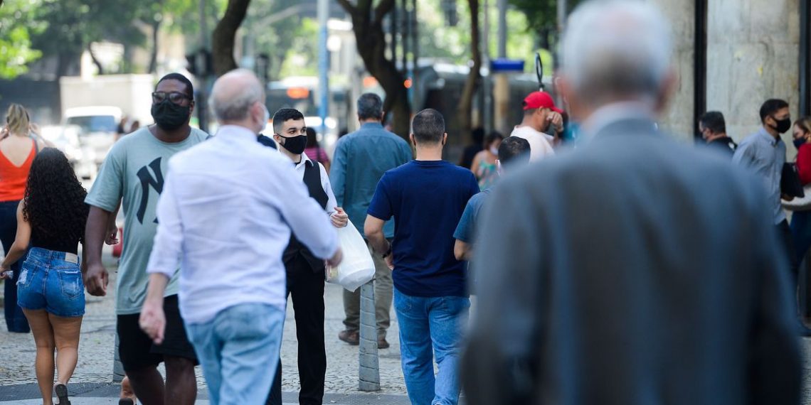 Pessoas com máscara csminhsm no centro do Rio de Janeiro