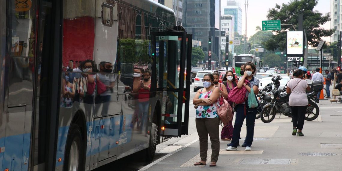 Usuários do transporte público esperam ônibus em ponto da Avenida Paulista durante a fase vermelha da pandemia de covid-19 na capital.