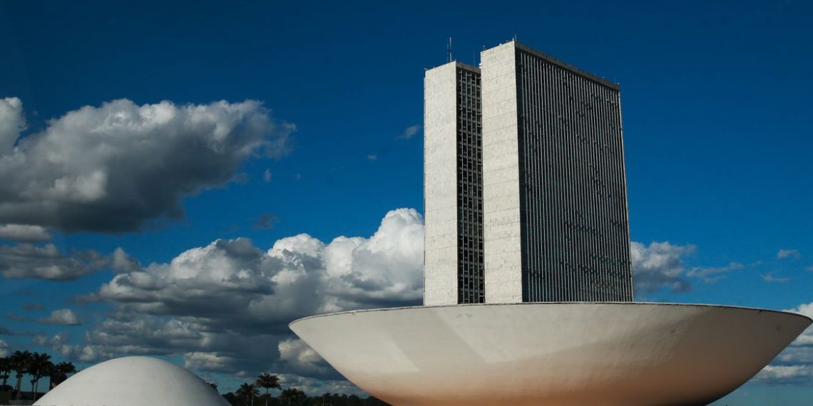 A cúpula menor, voltada para baixo, abriga o Plenário do Senado Federal. A cúpula maior, voltada para cima, abriga o Plenário da Câmara dos Deputados.