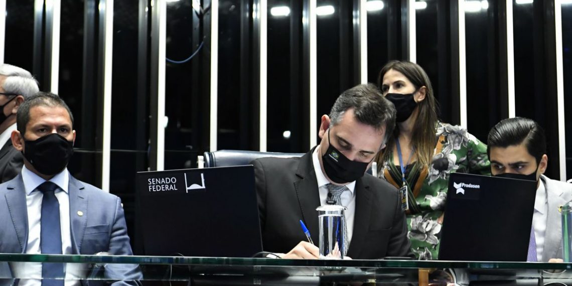 Plenário do Senado Federal durante sessão solene semipresencial do Congresso Nacional destinada à promulgação da Emenda Constitucional nº 111 de 2021, que acrescenta dispositivo ao Ato das Disposições Constitucionais Transitórias e altera a Constituição Federal, para fins de reforma político-eleitoral.

As alterações aprovadas pelos congressistas são derivadas da Proposta de Emenda à Constituição (PEC) 28/2021, originária da Câmara dos Deputados, a PEC foi aprovada pelos senadores na última quarta-feira (22).

Mesa:
vice-presidente da Câmara dos Deputados, deputado Marcelo Ramos (PL-AM); 
presidente do Senado Federal, senador Rodrigo Pacheco (DEM-MG); 
secretário-geral da Mesa, Gustavo A. Sabóia Vieira.

Foto: Waldemir Barreto/Agência Senado