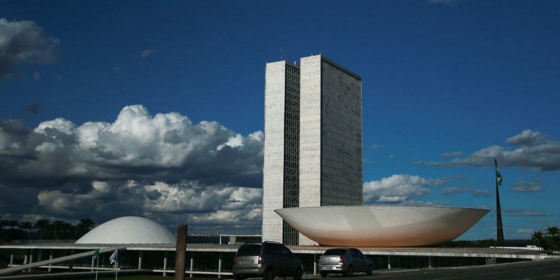 A cúpula menor, voltada para baixo, abriga o Plenário do Senado Federal. A cúpula maior, voltada para cima, abriga o Plenário da Câmara dos Deputados.