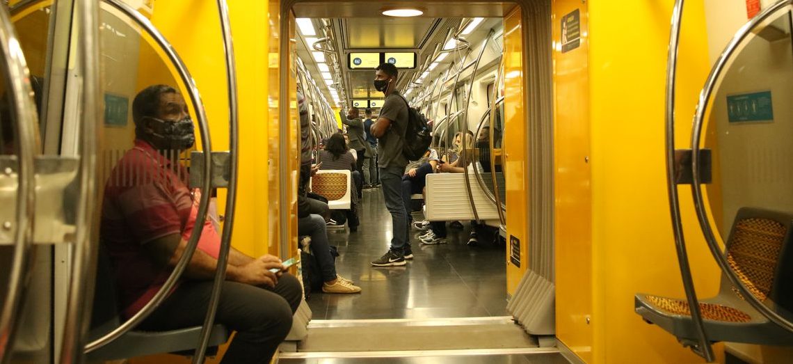 Passageiros com máscaras no vagão da linha 4 do metrô