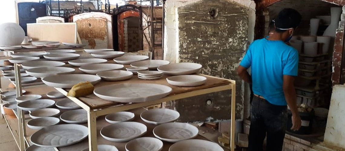 Os 34 artesãos que trabalham numa oficina que fica na região do parque também estão otimistas com o aumento do número de visitantes. Atualmente eles sustentam as famílias com o material que é produzido no local. São pratos, vasos, copos entre outros itens de argila que ganham desenhos rupestres. Antonio Marcos, que é o gerente de produção, acredita que com mais turistas vai ser possível ampliar a produção e empregar mais funcionários no local.