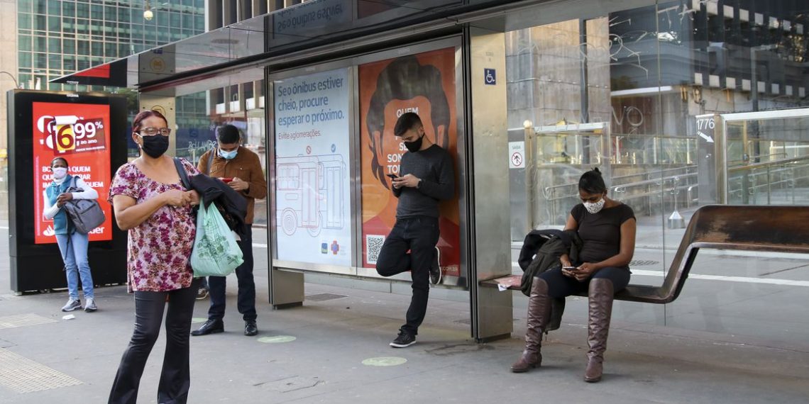 Movimentação em ponto de ônibus na avenida paulista.