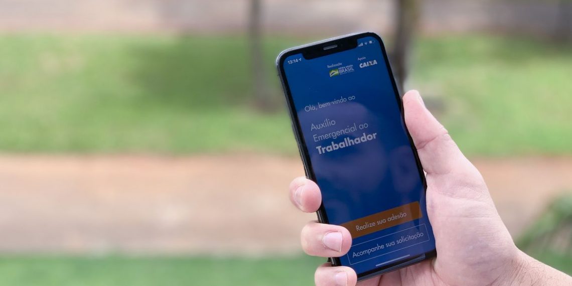 Aplicativo Auxílio Emergencial ao Trabalhador 

A Caixa Econômica Federal lançou o aplicativo para a liberação do auxílio emergencial a trabalhadores de baixa renda prejudicados pela pandemia do coronavírus. 

O pedido para receber o benefício pode ser feito no site auxilio.caixa.gov.br ou pelo APP CAIXA | Auxílio Emergencial, disponível nas lojas de aplicativos para celulares Android e IOS. 

O Senado aprovou a medida no dia 30 de março e a lei foi sancionada em 2 de abril de 2020 (Lei 13.982). 

Foto: Leonardo Sá/Agência Senado