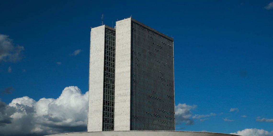 A cúpula menor, voltada para baixo, abriga o Plenário do Senado Federal. A cúpula maior, voltada para cima, abriga o Plenário da Câmara dos Deputados.