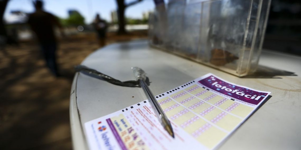 Apostadores fazem filas em casas lotéricas de Brasília. A Caixa Econômica Federal sorteia amanhã (12) a lotofácil da Independência.