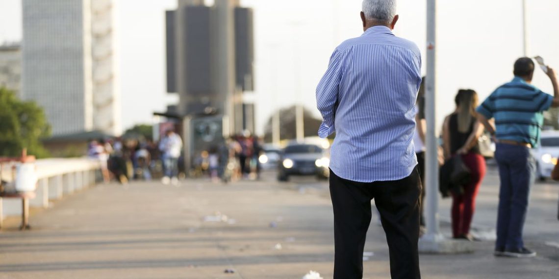 Idosos na região central de Brasília.