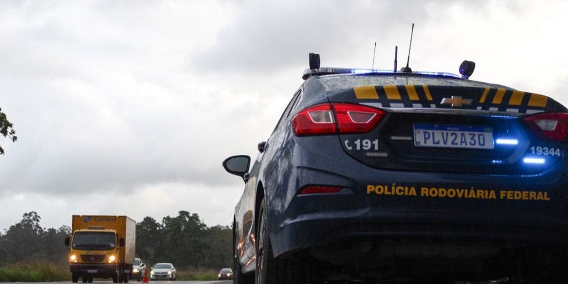 A Polícia Rodoviária Federal (PRF) informa que todas as rodovias federais na Bahia encontram-se com o livre fluxo de veículos, não havendo nenhum ponto de retenção total ou parcial