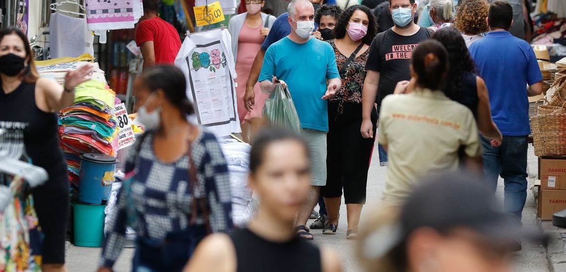 Movimentação de pessoas no centro da cidade no primeiro dia de flexibilização do uso de máscaras ao ar livre no Estado do Rio de Janeiro.