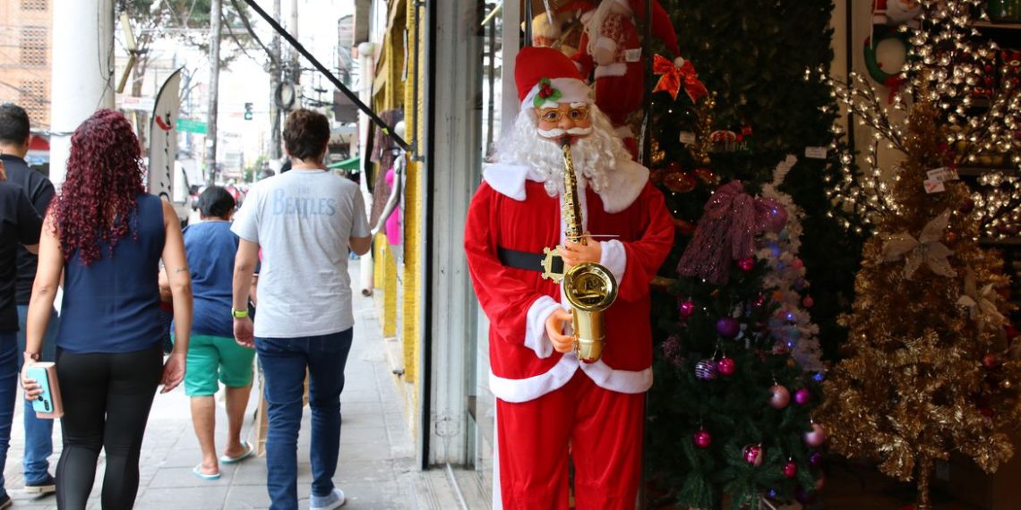 São Paulo - Comércio com decoração de Natal na rua Teodoro Sampaio, em Pinheiros.