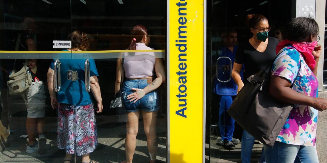 Filas se formam em frente a bancos e supermercados no Famengo, zona sul da cidade.