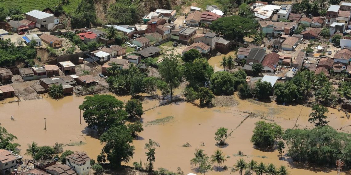 (Porto Seguro - BA, 12/12/2021) Presidente Bolsonaro sobrevoa  áreas atingidas por enchentes no Estado da Bahia.
Foto: Isac Nóbrega/PR