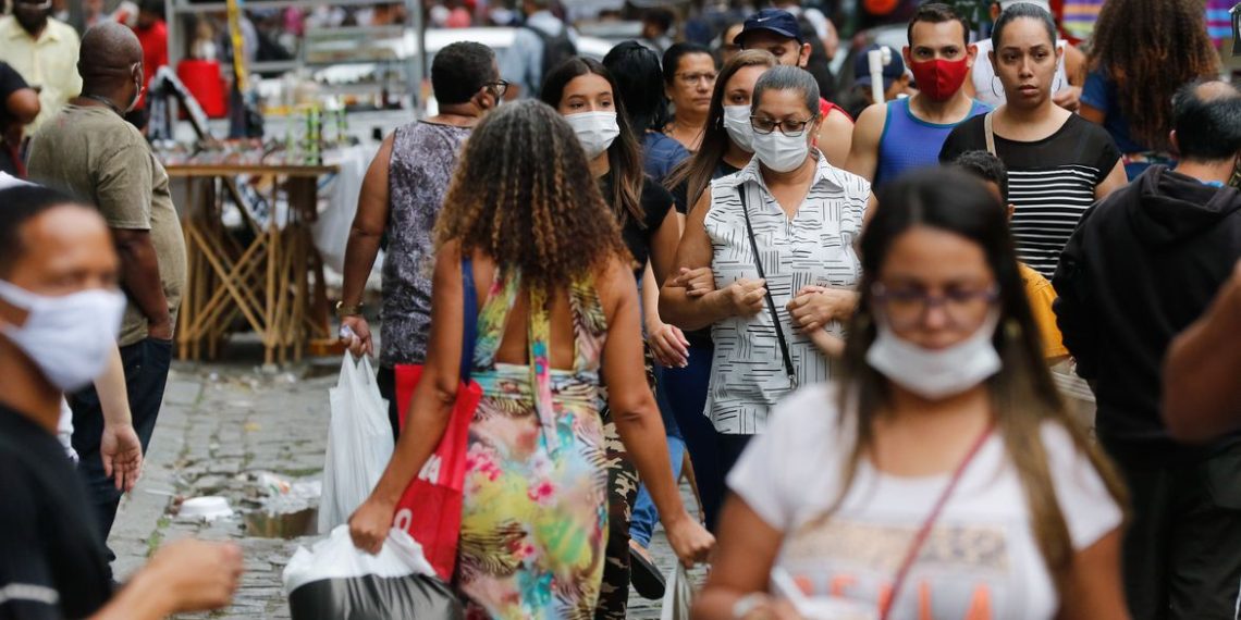 Movimentação de pessoas no centro da cidade no primeiro dia de flexibilização do uso de máscaras ao ar livre no Estado do Rio de Janeiro.