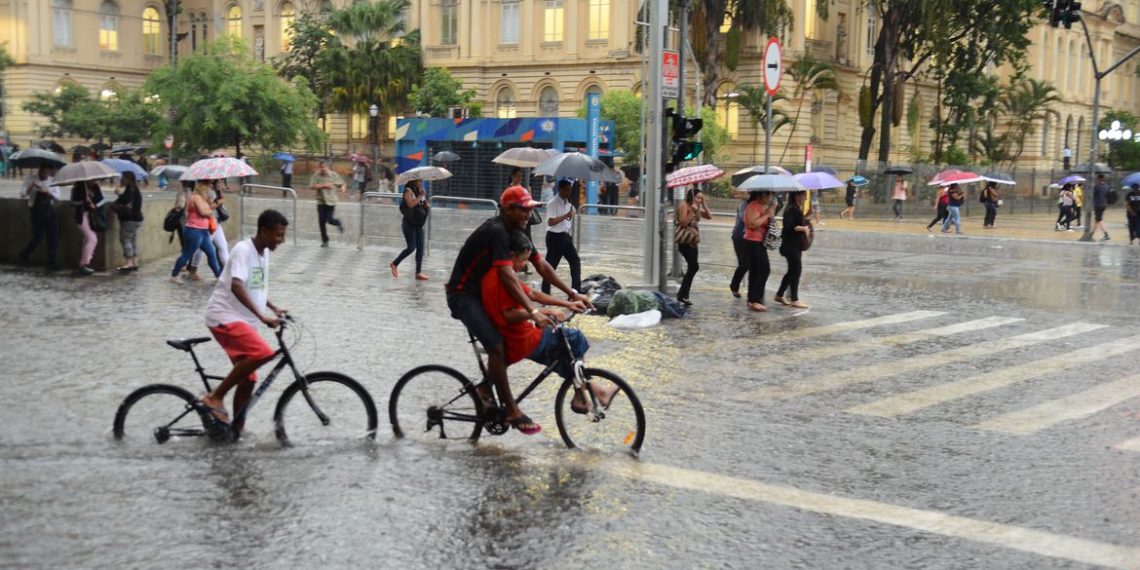 São Paulo - Fortes chuvas causam alagamento na região central.