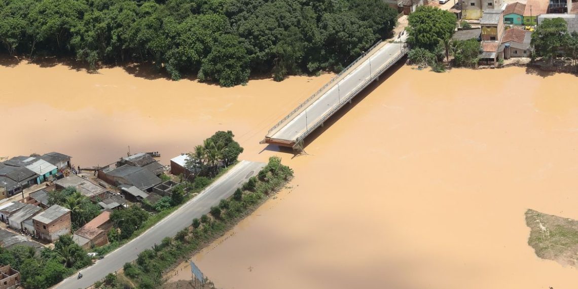 (Porto Seguro - BA, 12/12/2021) Presidente Bolsonaro sobrevoa  áreas atingidas por enchentes no Estado da Bahia.
Foto: Isac Nóbrega/PR
