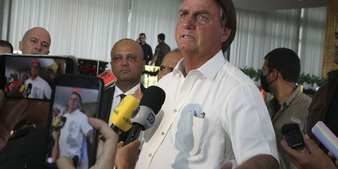 O governador de Goiás, Ronaldo Caiado e o presidente da República, Jair Bolsonaro falam à imprensa no Palácio da Alvorada