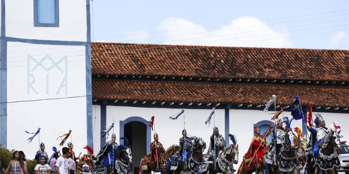 Corumbá (GO) - Moradores e os tradicionais cavaleiros da Cavalhada de Corumbá de Goiás fazem festa para a passagem da Tocha Olímpica pela cidade (Marcelo Camargo/Agência Brasil)