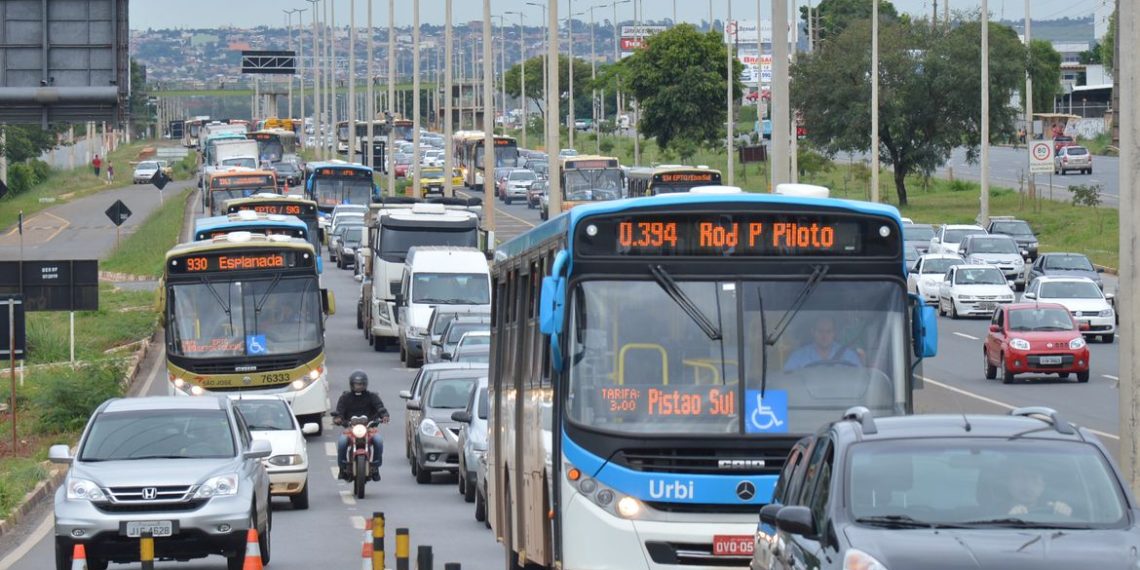 Moradores do Residencial Nova Jerusalém fazem protesto e fecham o Eixo Monumental. A manifestação causou um enorme congestionamento no trânsito da cidade (Antonio Cruz/Agência Brasil)