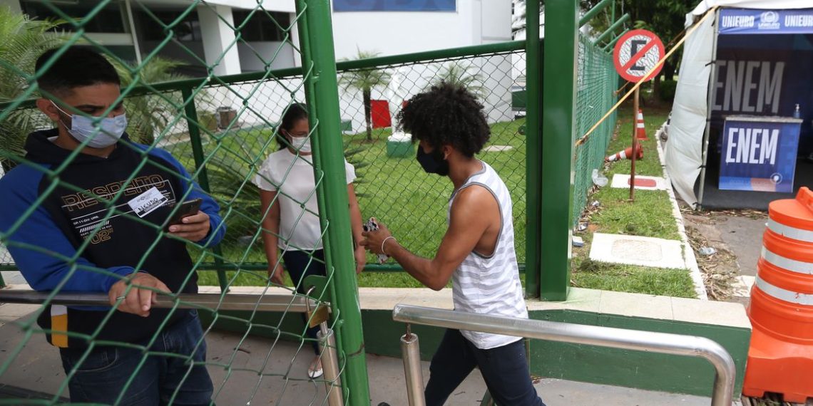Participantes do Exame Nacional do Ensino Médio (Enem) 2021 fazem, neste domingo (28), segundo dia de avaliação, provas de matemática e de ciência da natureza.
