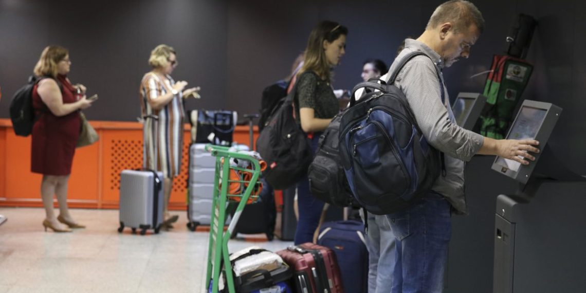 Nova regra relativa ao tamanho da bagagem de mão, que não pode exceder 55 centímetros de altura, 35 de largura e 25 de profundidade, já está em vigor no Aeroporto de Congonhas, em São Paulo.