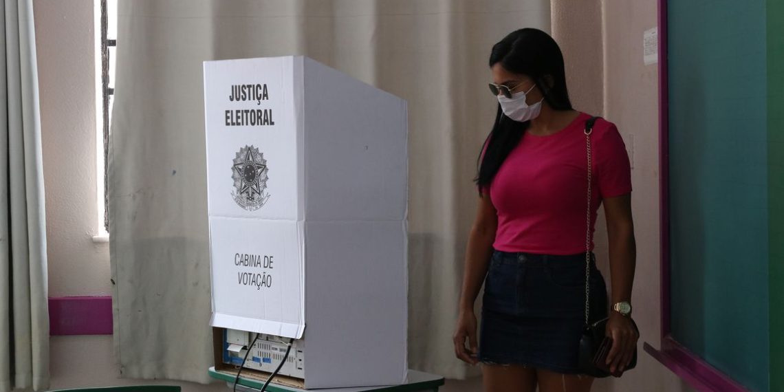 São Paulo - Eleitores votam no segundo turno das eleições para prefeito na Escola Municipal de Ensino Fundamental Celso Leite Ribeiro Filho, na Bela Vista.