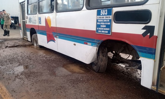 onibus_cai_buraco_tancredo_foto_smtt_120922