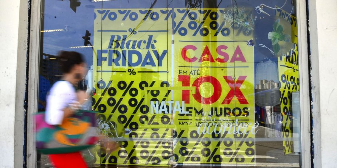 São Paulo - Movimento no comércio da rua Teodoro Sampaio, em Pinheiros, durante o Black Friday (Rovena Rosa/Agência Brasil)