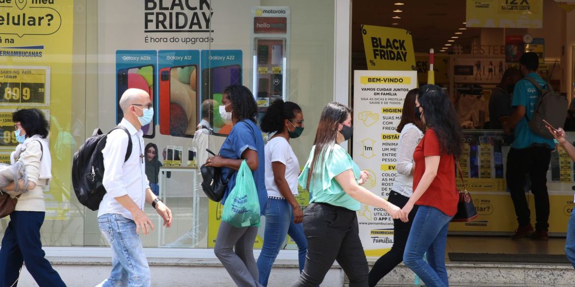 São Paulo - Movimento no comércio na semana do Black Friday em Pinheiros.