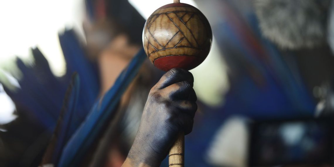 Indígenas de diversas etnias no Acampamento Terra Livre, no Eixo Monumental, em Brasília