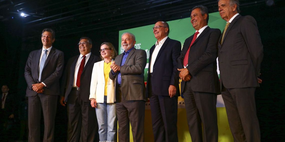 O presidente eleito, Luiz Inácio Lula da Silva, anuncia ministros durante coletiva no CCBB Brasília.