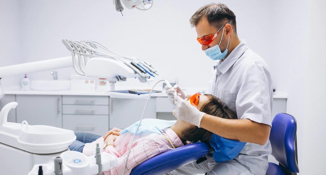 paciente-mulher-no-dentista_1303-9355