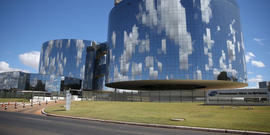 Brasília - O Conselho Superior do Ministério Público Federal (CSMPF) autorizou hoje (25) a prorrogação por seis meses da força-tarefa da Operação Lava Jato no Rio de Janeiro.

A decisão foi tomada de forma unânime pelos 11 membros do conselho, presidido pelo procurador-geral da República (PGR), Rodrigo Janot, e integrado também por sua sucessora, Raquel Dodge, que assumirá o comando da PGR em setembro(José Cruz/Agência Brasil)