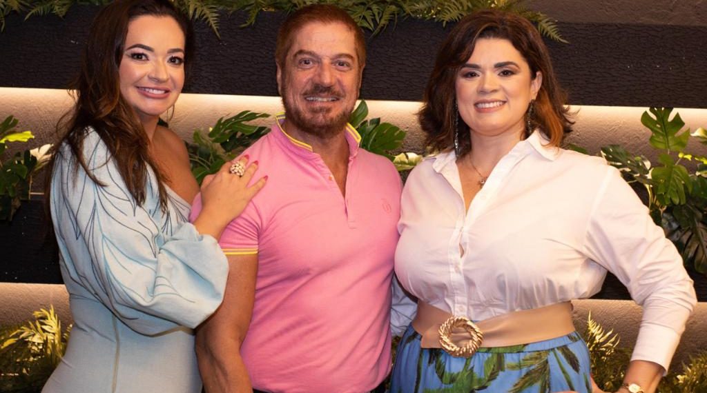 As anfitriãs com o jornalista Márcio Lyncoln