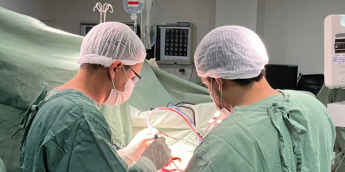 Neurocirurgia com paciente acordado com auxílio inédito de equipe multi (2)