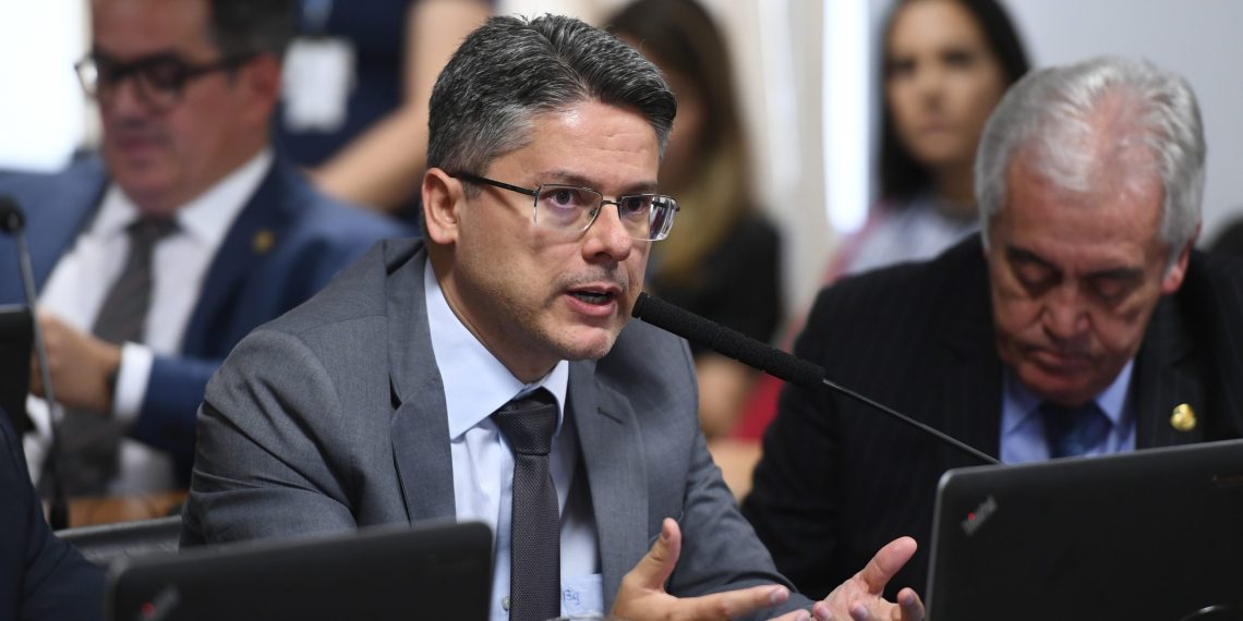 CCJ – Comissão de Constituição, Justiça e Cidadania Comissão de Constituição, Justiça e Cidadania (CCJ) realiza reunião deliberativa para análise da PEC 6/2019, que modifica o sistema de previdência social.
Em pronunciamento, senador Alessandro Vieira (Cidadania-SE).
Foto: Marcos Oliveira/Agência Senado