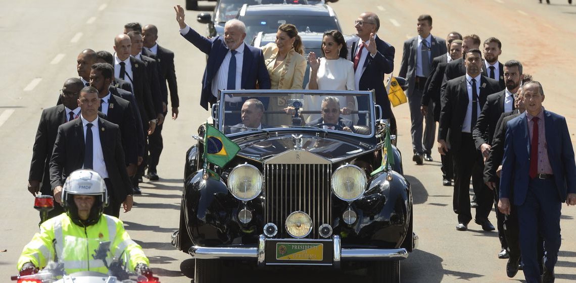 Presidente Lula desfila no Rolls-Royce acompanhado da primeira-dama Janja, do vice-presidente Geraldo Alkmin e Lu Alkmin