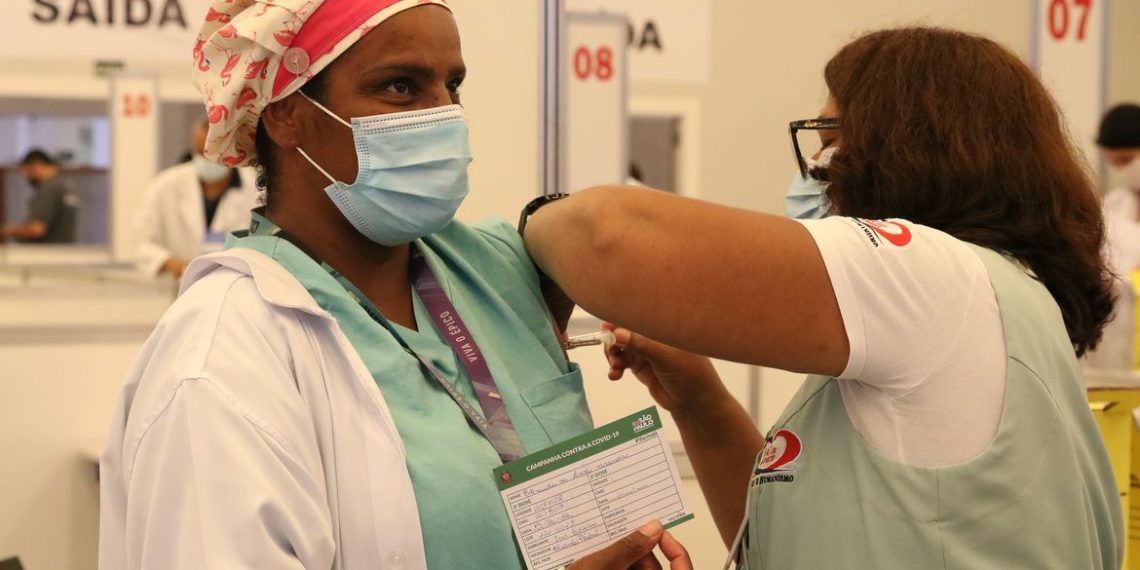 São Paulo - Vacinação contra covid-19 aos profissionais da saúde do Hospital das Clínicas, no Centro de Convenções Rebouças.