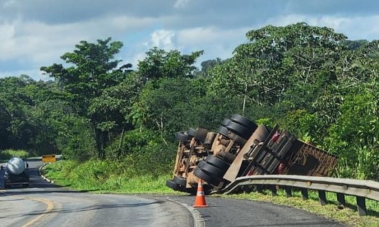 Caminhao-tomba-na-BR-101-apos-motorista-perder-o-controle-do-veiculo_Foto-PRF_08-02-2023