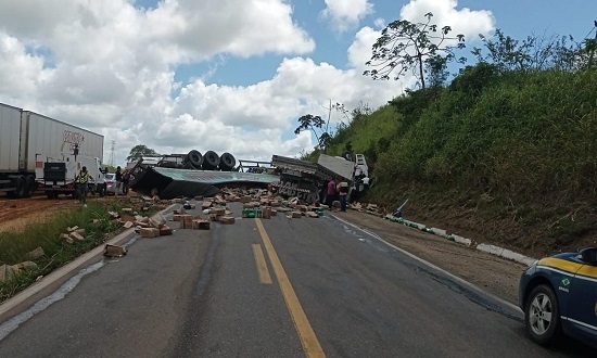 Carreta-carregada-de-agua-sanitaria-e-caminhao-colidem-na-BR-101_Foto-PRF_09-02-2023