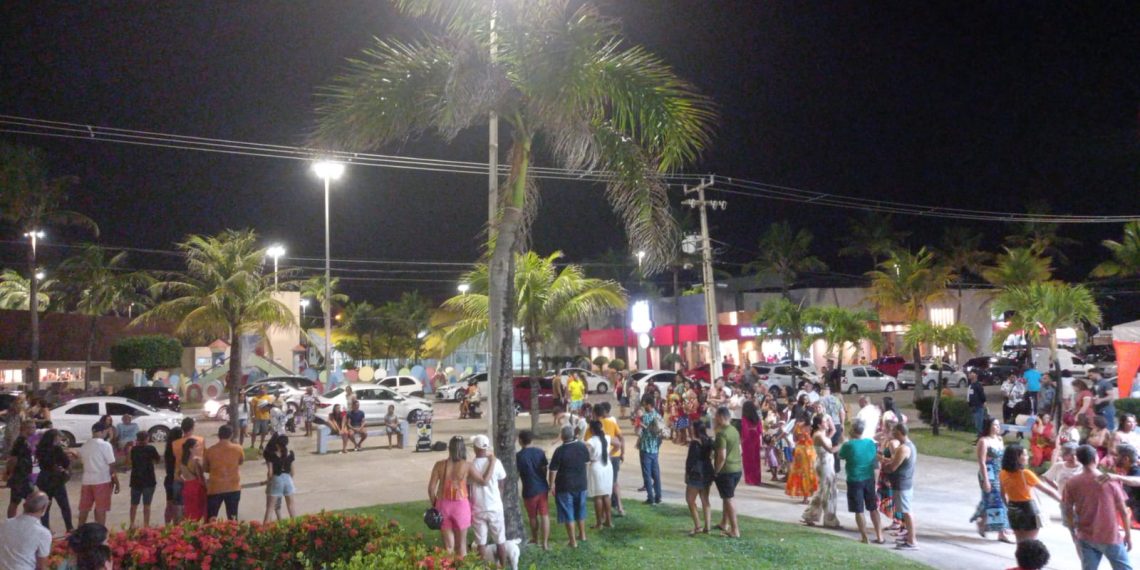 Turistas e visitantes lotando a Praça de Eventos da Orla de Atalaia
