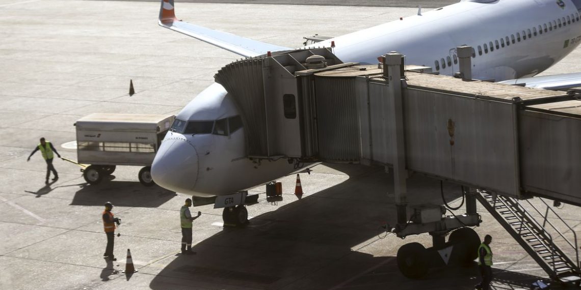 Movimentação de aviões comerciais no aeroporto de Brasília.