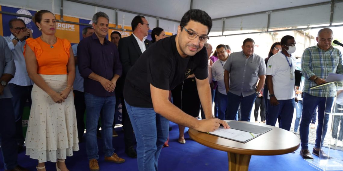 jeferson_assinando_laranjeiras_jadislon-1