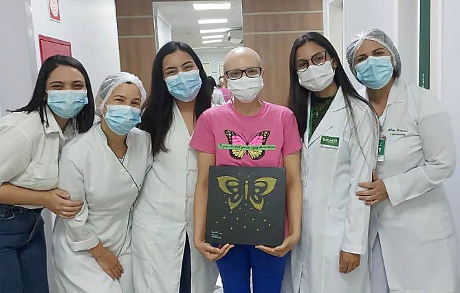 Priscilla Freire com a equipe do Centro de Infusão e Oncologia